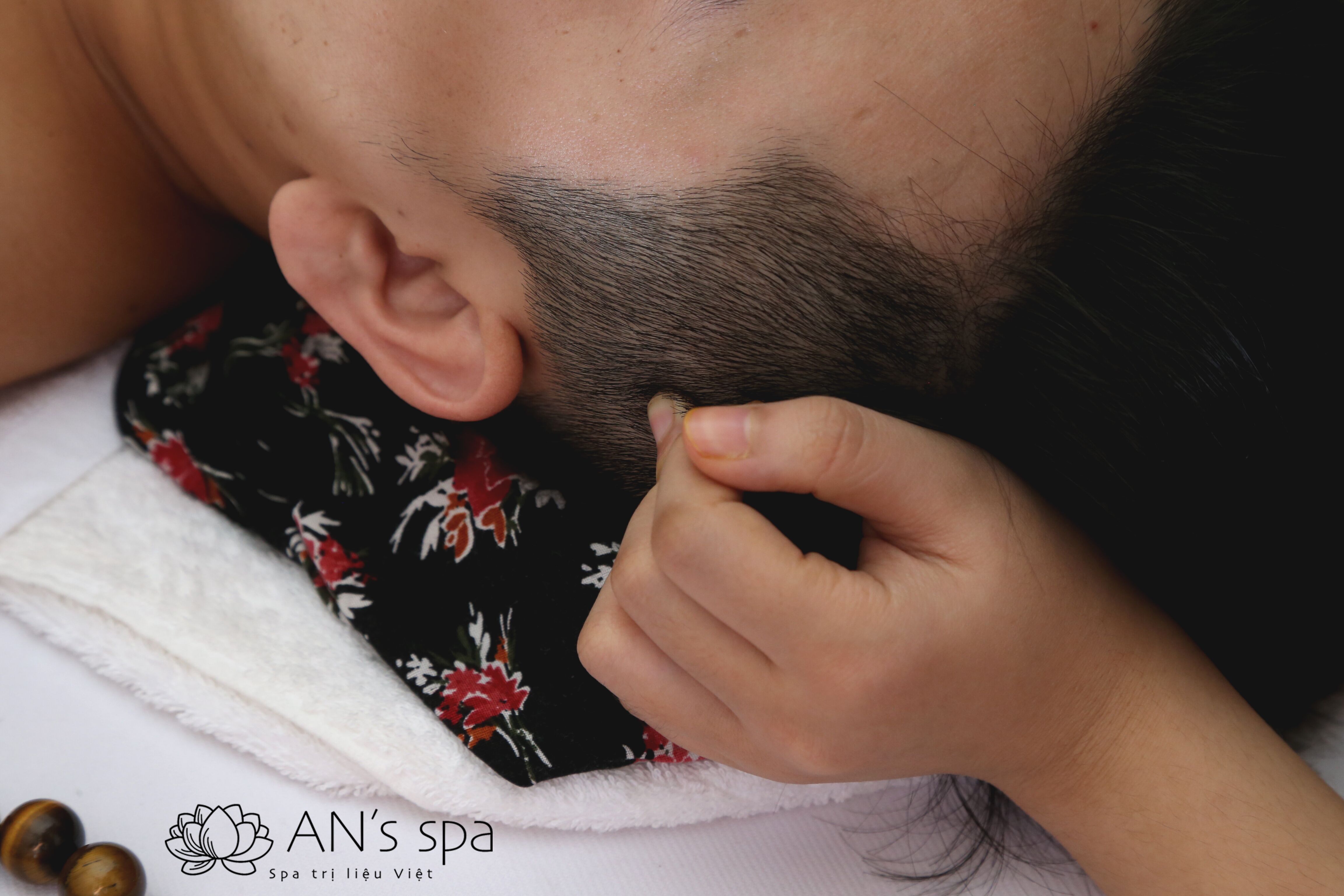 Massage đầu cổ vai gáy